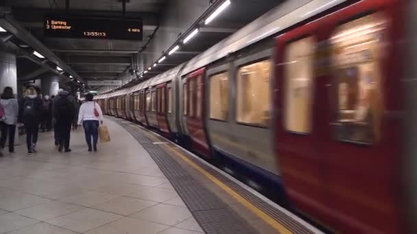 Tog forlater perrongen på stasjonen på London Tube. – stockvideo