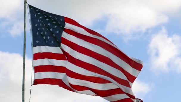 Bandera americana ondeando lentamente en el viento, de cerca — Vídeo de stock