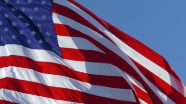 Amerikan Bayrağı Rüzgarda Dalgalanıyor, Yavaş Hareket
