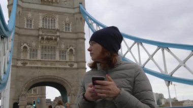 Londra 'daki beyaz kadın akıllı telefondan harita kullanıyor.