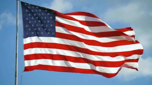 Американский флаг США летает в небе с облаками, 4K — стоковое видео