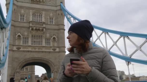 伦敦的白人妇女在智能手机上使用地图 — 图库视频影像