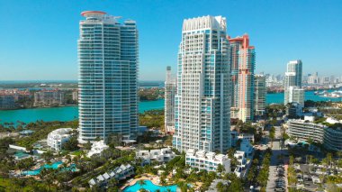 Miami Beach 'teki gökdelenlerin havadan görünüşü. Miami Plajı 'nın, South Pointe Sahili yakınlarındaki otellerin ve gökdelenlerin, Florida sahillerinin, tatil beldelerinin, Miami' deki şehir manzarasının insansız hava aracı görüntüsü.