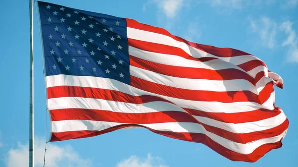 Amerikaanse vlag USA zwaaiend in de wind. — Stockfoto