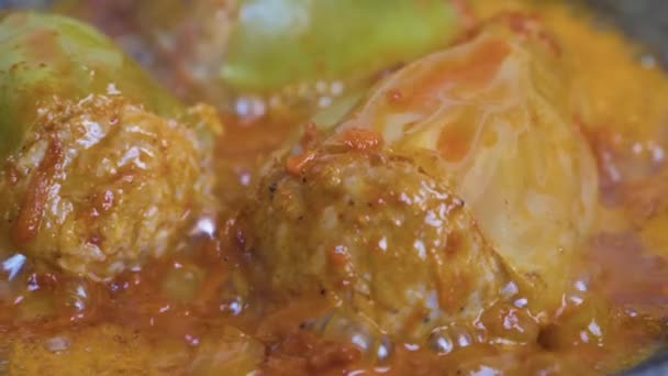 Delicious minced meat stuffed bell peppers close up view — Stock Video
