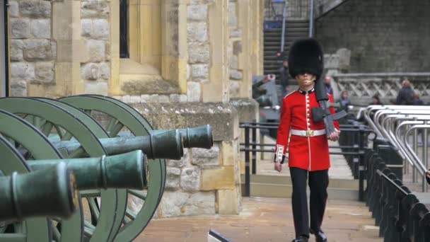 Soldado de guardia británico de guardia. Imágenes en cámara lenta — Vídeos de Stock