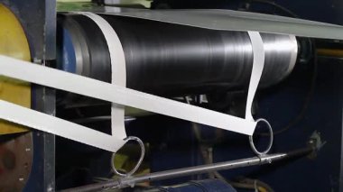 Polietilen geri dönüşüm hattı atıkları alışveriş poşetlerine dönüştürüyor. Otomatik ayrıştırıcılar, temizleyiciler ve ekstrüktörler geri dönüşümlü plastiği hazırlayın. Biten çantalar kalite kontrol denetiminden geçirilir.