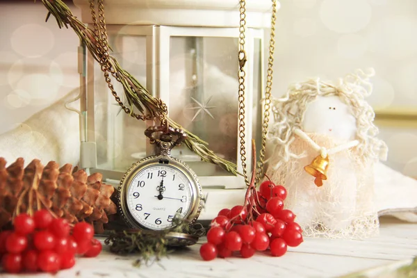 Hermosa Tarjeta Navidad Con Una Linterna Reloj Conos Del Bosque — Foto de Stock