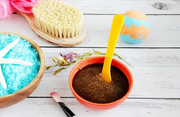 Masaj aksesuarları için spa uygulamaları - deniz tuzu, sabun, banyo köpüğü, kavanoz, bir fırça, mumlar, vücut scrub