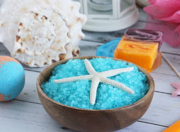 Masaj aksesuarları için spa uygulamaları - deniz tuzu, sabun, banyo köpüğü, kavanoz, bir fırça, mumlar, vücut scrub