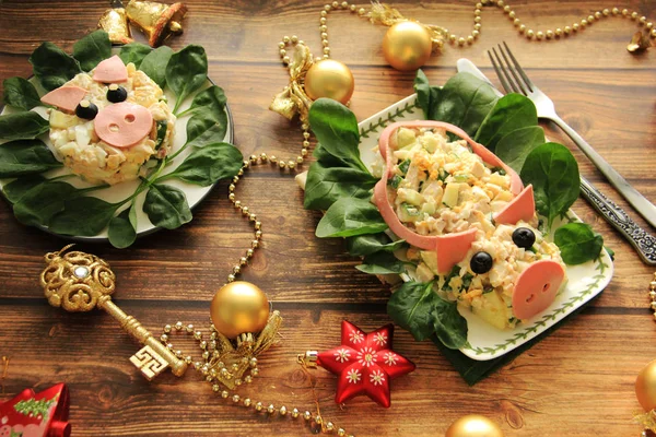 Salata için yeni yıl domuz, domuz şeklinde dekore edilmiştir. Yeni yıl bir tarzda çekilmiş fotoğrafı.