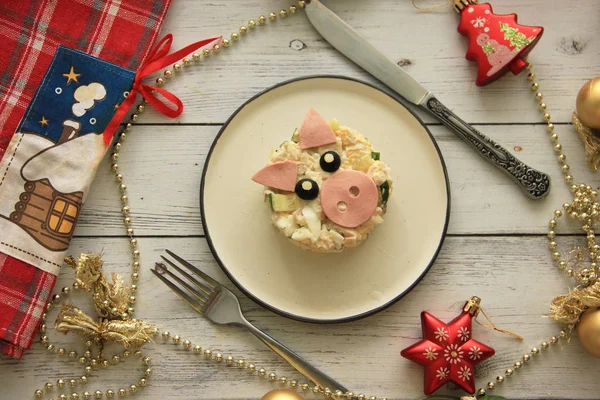 Salata için yeni yıl domuz, domuz şeklinde dekore edilmiştir. Yeni yıl bir tarzda çekilmiş fotoğrafı.
