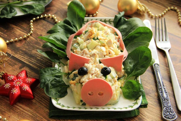 Salata için yeni yıl domuz, domuz şeklinde dekore edilmiştir. Yeni yıl bir tarzda çekilmiş fotoğrafı.
