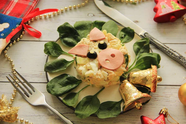Salata için yeni yıl domuz, domuz şeklinde dekore edilmiştir. Yeni yıl bir tarzda çekilmiş fotoğrafı.