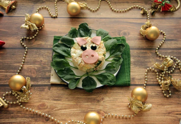 Salata için yeni yıl domuz, domuz şeklinde dekore edilmiştir. Yeni yıl bir tarzda çekilmiş fotoğrafı.