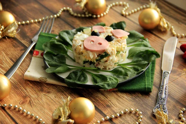Salata için yeni yıl domuz, domuz şeklinde dekore edilmiştir. Yeni yıl bir tarzda çekilmiş fotoğrafı.