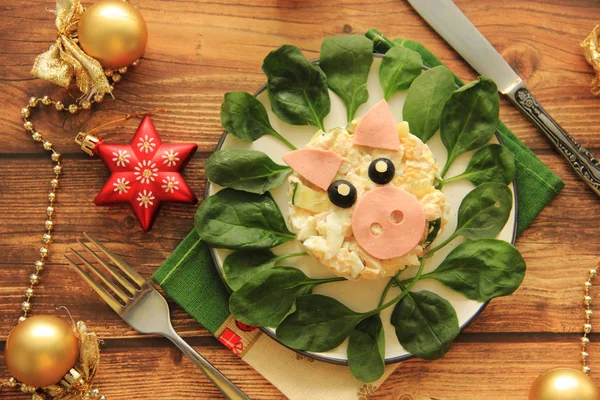 Salata için yeni yıl domuz, domuz şeklinde dekore edilmiştir. Yeni yıl bir tarzda çekilmiş fotoğrafı.