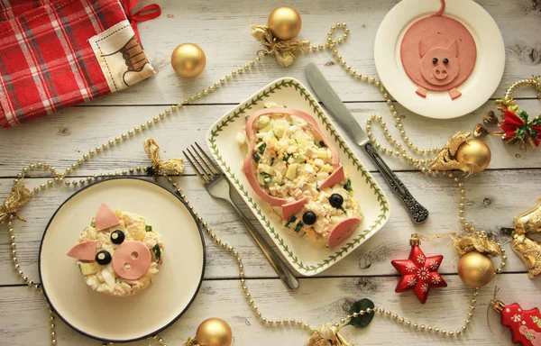 Salata için yeni yıl domuz, domuz şeklinde dekore edilmiştir. Yeni yıl bir tarzda çekilmiş fotoğrafı.