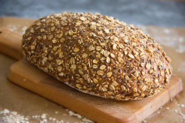 Bir tablo üzerinde ahşap bir gemide tahıllı ekmek somun