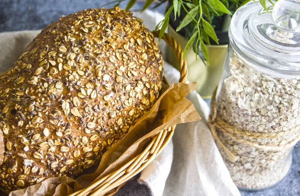 Hasır sepet tablo yakın tarih içinde tahıllı ekmek