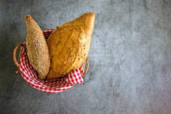 Güzel mısır ekmeği ile peynir kabuk parşömen kağıt üzerine koyu arka plan üzerinde senin yazıt için bir yer var.