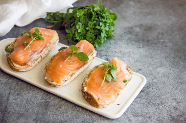 Sandviç somon ve taş zemin üzerine limon ile