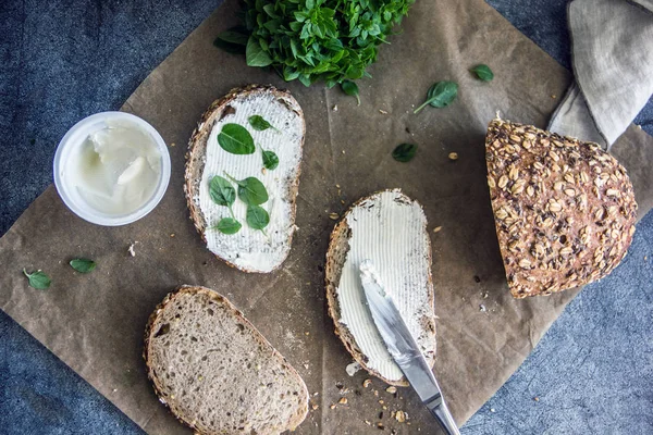  Bütün tahıl sandviç yumuşak krem peynir ve yeşillik ile