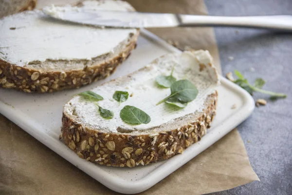 Sandwiches Grano Entero Con Queso Crema Suave Verdes Imagen De Stock