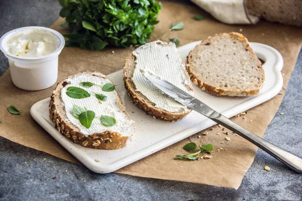 Sandwiches Grano Entero Con Queso Crema Suave Verdes Fotos De Stock Sin Royalties Gratis