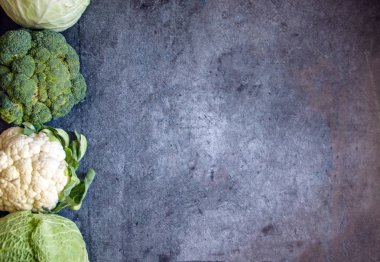 Taze yeşillik, salatalık, avokado, lahana taş zemin üzerine farklı türleri