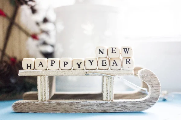 Fondo Navidad Trineo Madera Árbol Conos Juguetes Inscripción Cubos Blancos — Foto de Stock