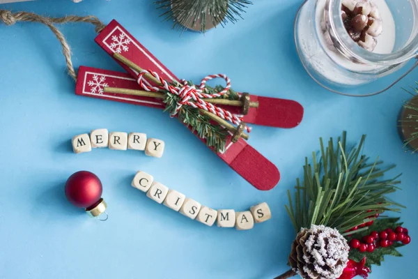 Noel arka plan - küçük ahşap kayaklar, Noel oyuncaklar, köknar dalı ve 