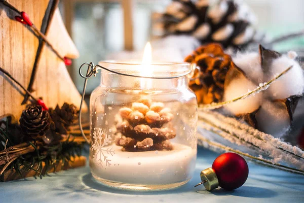 Noel Fener. Güzel arka plan. Yanan fener ve Noel dekorasyon akşam. Yeni yıl sanat tasarım