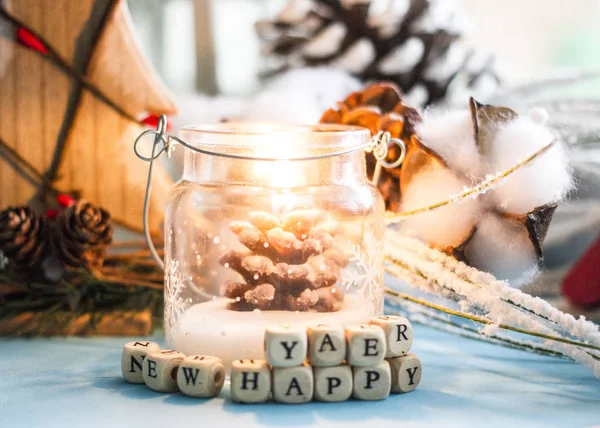 Noel arka plan - Noel ağaçları, koniler, oyuncak ve yazıt siyah harflerle 