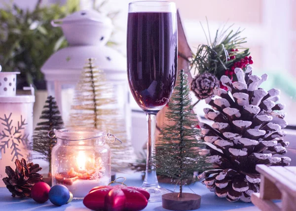 Yeni yıl arka plan - kırmızı şarap küre içinde belgili tanımlık geçmiş yılbaşı oyuncak ve mumlar