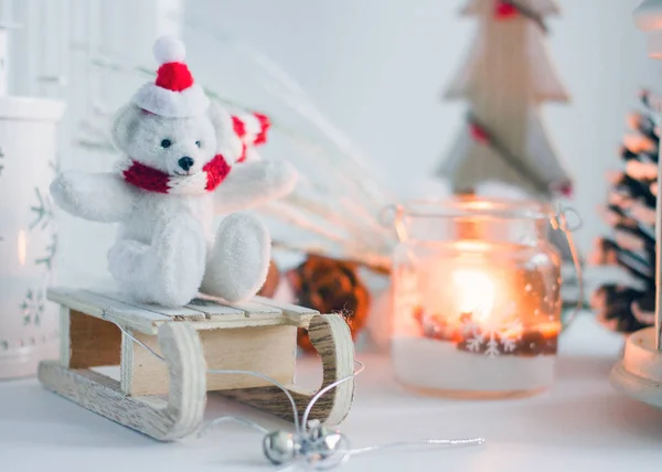 Noel arka plan - bir şapka ve atkı ahşap bir atlı kızak üzerinde küçük beyaz ayı