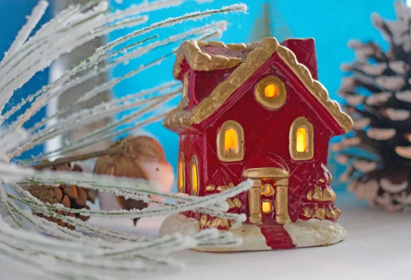 Noel arka plan - dekoratif kırmızı ev ile mavi bir arka plan üzerinde parlak pencere eşiği