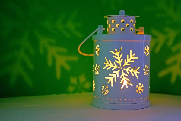 Kar tanesi el feneri içinde belgili tanımlık karanlık - Noel arka plan