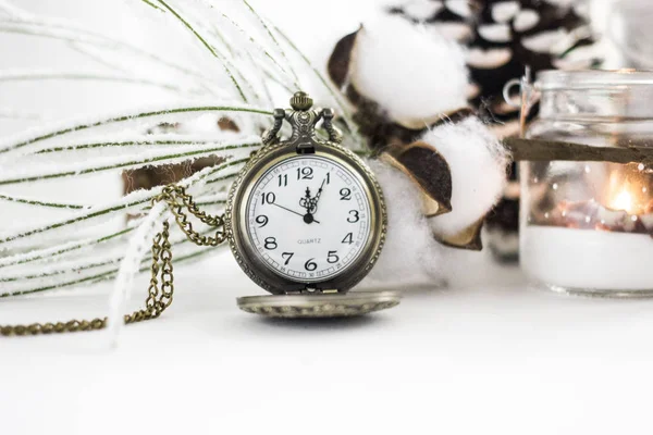 Reloj Bolsillo Vintage Que Muestra Cinco Doce Con Ramitas Navidad — Foto de Stock