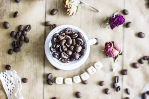Kahve çekirdekleri ve Kuru çiçekler beyaz kahve kupa yazıt 