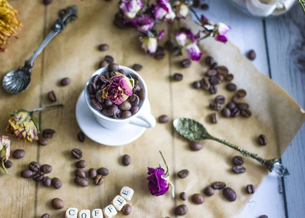 Taza Café Blanco Con Granos Café Fondo Ventana Junto Los — Foto de Stock