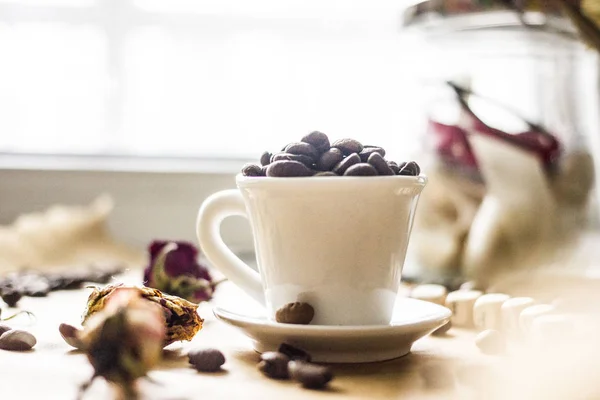 Taza Café Blanco Con Granos Café Fondo Ventana Junto Los — Foto de Stock