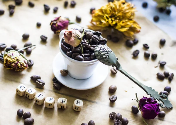 Taza Café Blanco Con Granos Café Papel Pergamino Junto Inscripción — Foto de Stock