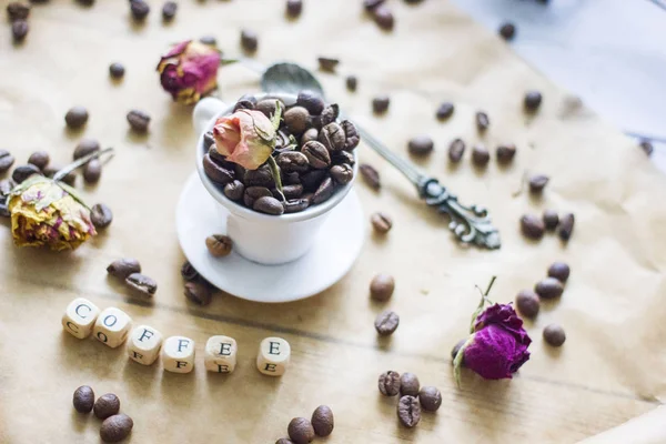 Taza Café Blanco Con Granos Café Papel Pergamino Junto Inscripción — Foto de Stock