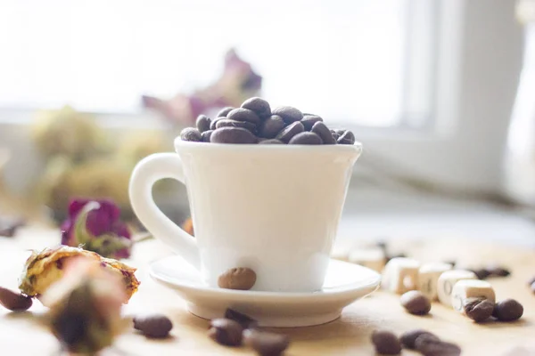 Taza Café Blanco Con Granos Café Fondo Ventana Junto Los — Foto de Stock