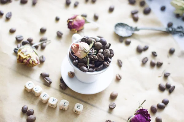 Taza Café Blanco Con Granos Café Papel Pergamino Junto Inscripción — Foto de Stock