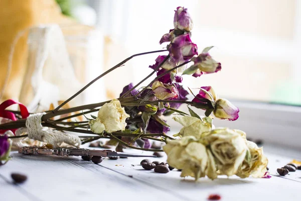 Hafif ahşap zemin üzerine kurutulmuş gül çiçek