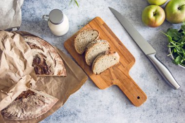 Yuvarlak ev yapımı ekmek Rulo şeklinde, elma, süt, Yeşiller, yemekler, bıçak sayısı