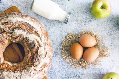 Yuvarlak ev yapımı ekmek Rulo şeklinde, elma, süt, Yeşiller, yemekler, bıçak sayısı