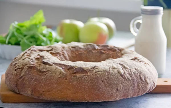 Yuvarlak ev yapımı ekmek Rulo şeklinde, elma, süt, Yeşiller, yemekler, bıçak sayısı